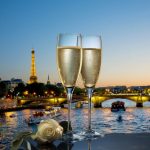 Coupes de champagne avec vue de Paris la nuit